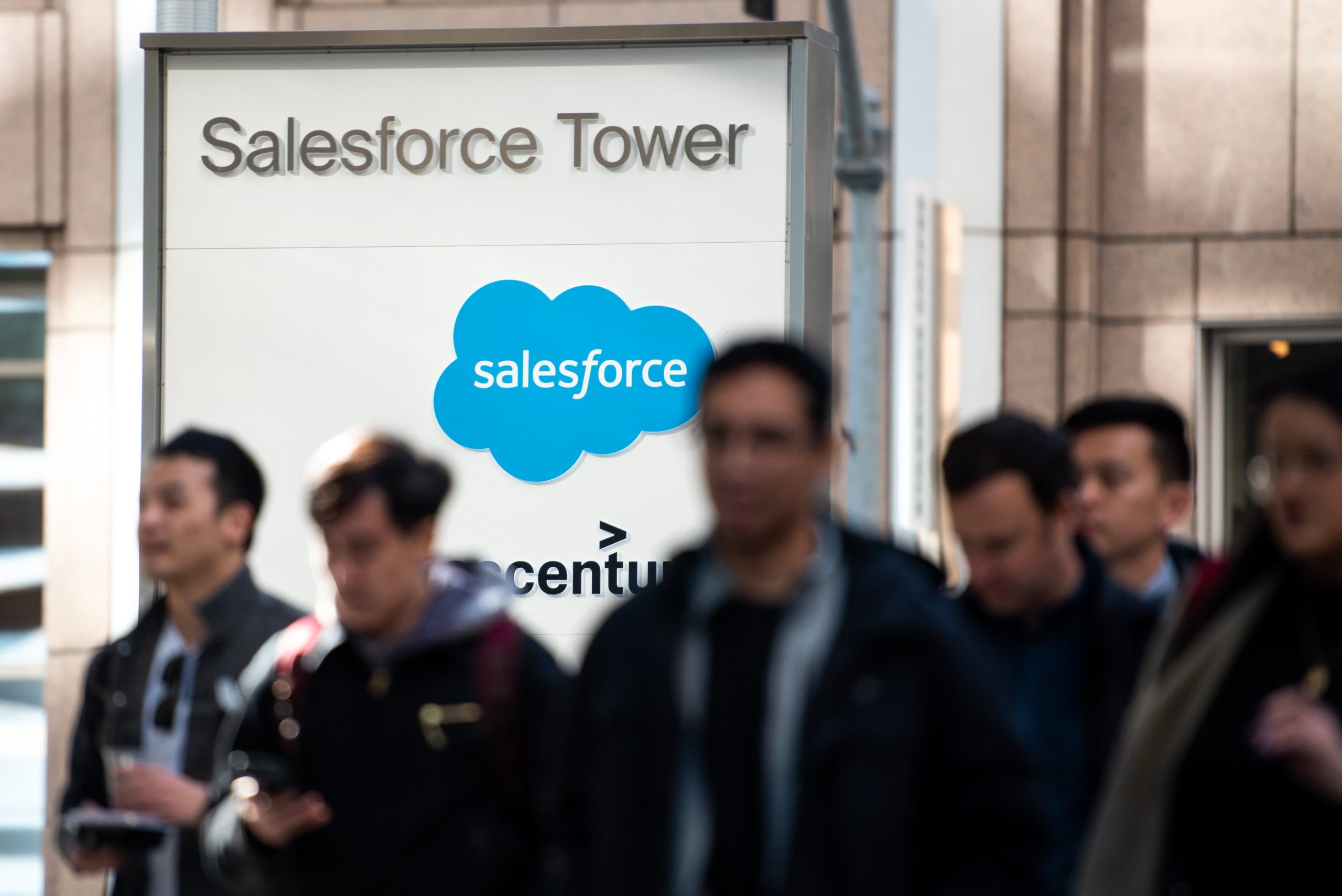 周四股市大波動：波音、英偉達、Salesforce及E.l.f.美妝揭秘
