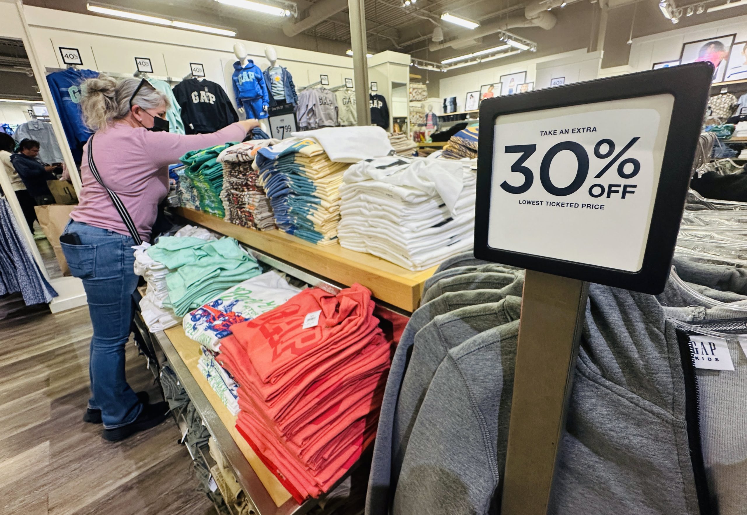 盤後驚天動地：Gap、美國老鷹、UiPath與戴爾股價大跳水